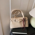 Sac bandoulière beige chic avec boucle métal et gland tissé sur un livre décoratif - Avec Pendentif / Blanc