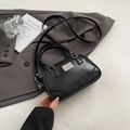 Schwarze Boston-Tasche in Glanzoptik mit silbernen Details und Schulterriemen - Schwarz (Ohne Anhänger)