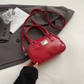 Elegante rote Lackleder Mini-Boston-Tasche mit silbernen Beschlägen und Schultergurt - Rot (Ohne Anhänger)