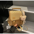 Sac à dos imperméable kaki vintage avec motif logo et pendentif ours en peluche - Style Avec Charme / Khaki Avec Pendentif