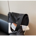 Détail du sac bandoulière cylindre en nylon noir avec logo M et sangle tissée - Noir