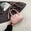 Rosafarbene Boston-Umhängetasche aus Premium-Leder mit Metallplatte und Schultergurt - Rosa (Ohne Anhänger)