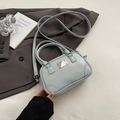 Hellblaue minimalistische Bowlingtasche mit Schultergurt und silberner Metallplatte - Blau (Ohne Anhänger)