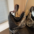 Sac fourre-tout léopard rétro avec patchwork asymétrique et large bandoulière réglable - café