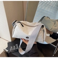 Sac bandoulière beige grande capacité avec large sangle et logo métallique M - Blanc Cassé