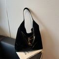 Bolso tote de charol negro brillante con correa ancha de hombro de estilo moderno y sobrio - Negro