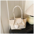 Détail du sac cabas en paille tissée avec rabat en cuir beige et pendentif cœur - Blanc