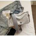 Sac bandoulière en nylon gris clair avec large sangle et logo M métallique - Gris