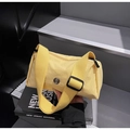 Sac bandoulière minimaliste jaune clair de grande capacité avec logo M en métal - Jaune