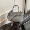Bolso de hombro azul grisáceo Morandi con textura de tela y detalle de nudo de cuero - Azul