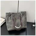 Dettaglio della borsa tote in tela grigia con manici in pelle e catena di perle - Nero