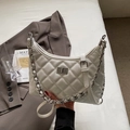 Borsa hobo bianca trapuntata con catena argento e tracolla in pelle regolabile - Bianco Litchi