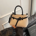 Bolso tipo cubo tejido en beige con asas de cuero negro y correa de hombro ajustable - Negro