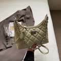 Borsa in pelle trapuntata verde pallido con chiusura a scatto e catena in metallo - Giallo Lime