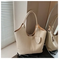 Vista dettagliata della borsa a secchiello beige in pelle martellata con manico minimal - Albicocca