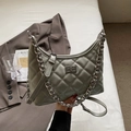 Borsa hobo trapuntata grigio-verde con manico a catena argento e chiusura a girello - Grigio Nebbia Mattutina