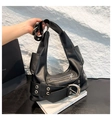 Détail du sac punk en similicuir noir avec œillets argentés et grosse boucle de ceinture - Noir