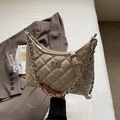 Borsa a tracolla trapuntata beige con catena d'argento e chiusura girevole in metallo - Latte alle Noci