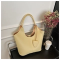 Elegante borsa a secchiello color crema in pelle litchi con ciondolo tondo minimalista - Giallo