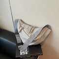 Sac bandoulière demi-lune gris clair avec sangle ajustable et logo brodé élégant - Grand / Gris
