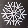 Gros plan d'un dessous de verre en forme de flocon de neige blanc sur fond noir mat - Style de Flocon de Neige A(A)