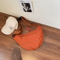 Sac bandoulière demi-lune orange caramel avec logo gaufré et sangle réglable - Grand / Orange