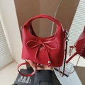 Bolso rojo de cuero con lazo decorativo y correas dobles de cadena plateada fina - Rojo