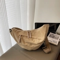 Sac croissant beige en nylon avec broderie et bandoulière ajustable pour un style décontracté - Grand / Khaki