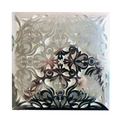 Dettaglio dell'invito di nozze laser cut con pizzo metallico rosa oro e fiori fini - Argento Riflettente