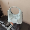 Elegante bolso de piel azul claro con un lazo grande y asa superior redonda - Azul