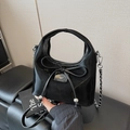 Bolso de mano negro brillante con elegante lazo de cuero y correa de cadena - Negro