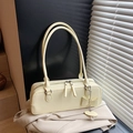 Elegante borsa a spalla baguette color crema con fiocco decorativo e ciondolo a cuore - Giallo