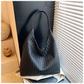 Detalle del bolso hobo de tejido negro con patrón en V texturizado y gran capacidad - Negro