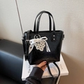 Sac seau en cuir verni noir avec nœud en dentelle blanche et pendentif cœur perlé - Noir avec pendentif