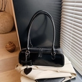 Borsa baguette nera lucida con doppia cerniera e ciondolo a cuore con fiocco - Nero
