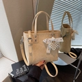 Sac seau en cuir plissé beige avec breloque cœur perlé et nœud en dentelle - Khaki Clair Avec Pendentif