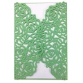 Dettaglio di rose tagliate al laser su invito di nozze verde con inserto bianco - Verde Scuro