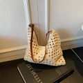 Sac hobo au crochet crème avec bandoulière en cuir marron et motif en tricot ajouré - Blanc Cassé