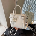 Sac à main en cuir plissé crème avec clous argentés et pendentif cœur perle - Blanc avec pendentif