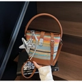 Πλεκτή τσάντα bucket με χρωματιστές ρίγες, καφέ δερμάτινες λαβές και αστέρι μενταγιόν - Μπλε Στυλ με Μενταγιόν (RD-8975)
