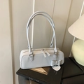 Borsa baguette chic azzurra con finitura in pelle opaca e ciondolo a cuore - Blu