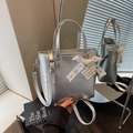 Sac à main argenté en cuir froissé avec pendentif perle cœur et bandoulière réglable - Argent (Avec Pendentif)