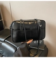 Détail du cuir ciré noir brillant et de la boucle en métal argenté sur le sac à main - Noir