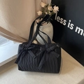 Sac seau en nylon plissé noir avec doubles nœuds décoratifs et longue bandoulière - Noir