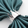 Gros plan d'un rond de serviette couronne argentée sur un tissu en satin vert foncé - Argent Réfléchissant