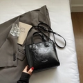 Sac seau chic en cuir verni plissé noir avec poignées et bandoulière réglable mince - Noir sans Pendentif
