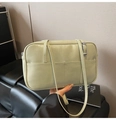Détail du sac sous l'aisselle en cuir ciré vert clair avec sangle et pochette - Vert