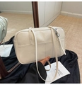 Sac bandoulière minimaliste crème en simili cuir avec poches et boucles argentées - Blanc