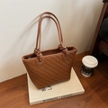 Sac fourre-tout tressé marron avec bandoulières élégantes et détails de nœuds décoratifs - Marron