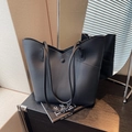 Grand sac cabas noir en cuir à motif litchi pour un style de déplacement minimaliste - Noir